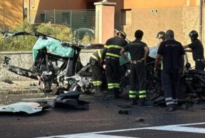 Bologna, si schianta con l’auto rubata contro un palo durante un inseguimento della polizia: morto 18enne