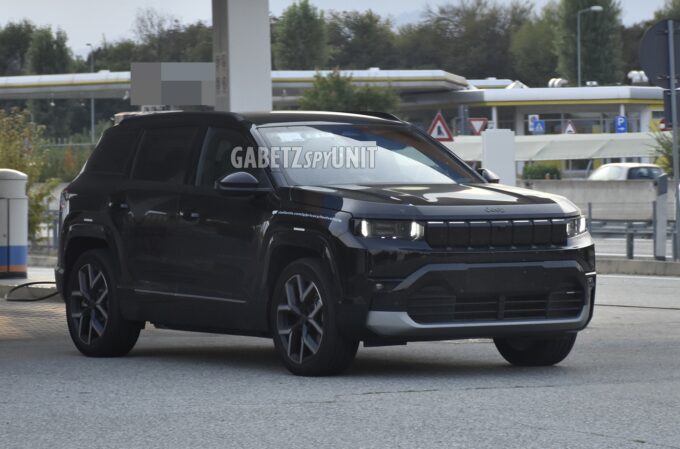 Nuova Jeep Compass 2026: il SUV avvistato in strada si avvicina all’arrivo in concessionaria [FOTO SPIA]