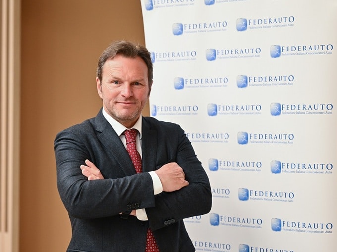 Mercato auto agosto -2,7%, Artusi (Federauto): “Km 0 e noleggio non compensano il calo dei privati”