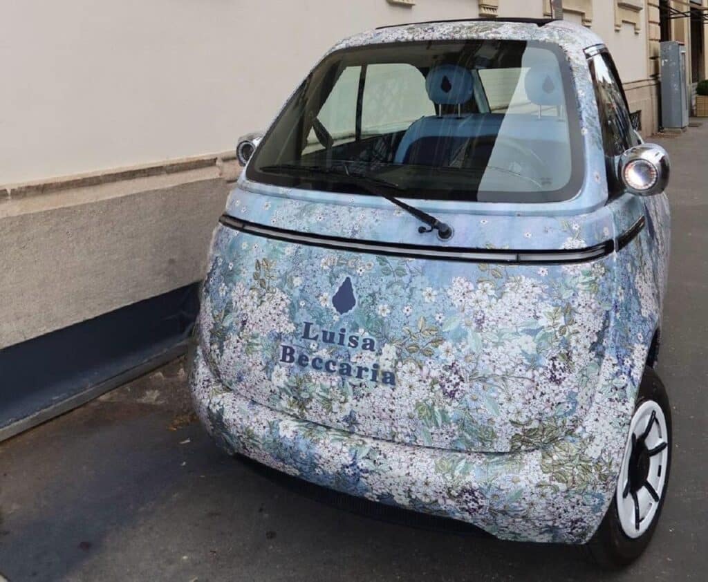 Microlino e Luisa Beccaria: al via collaborazione che intreccia moda, design e sostenibilità