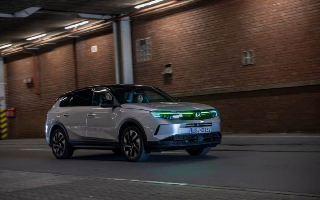 Opel mostra come i veicoli autonomi possono utilizzare la luce per comunicare con i pedoni