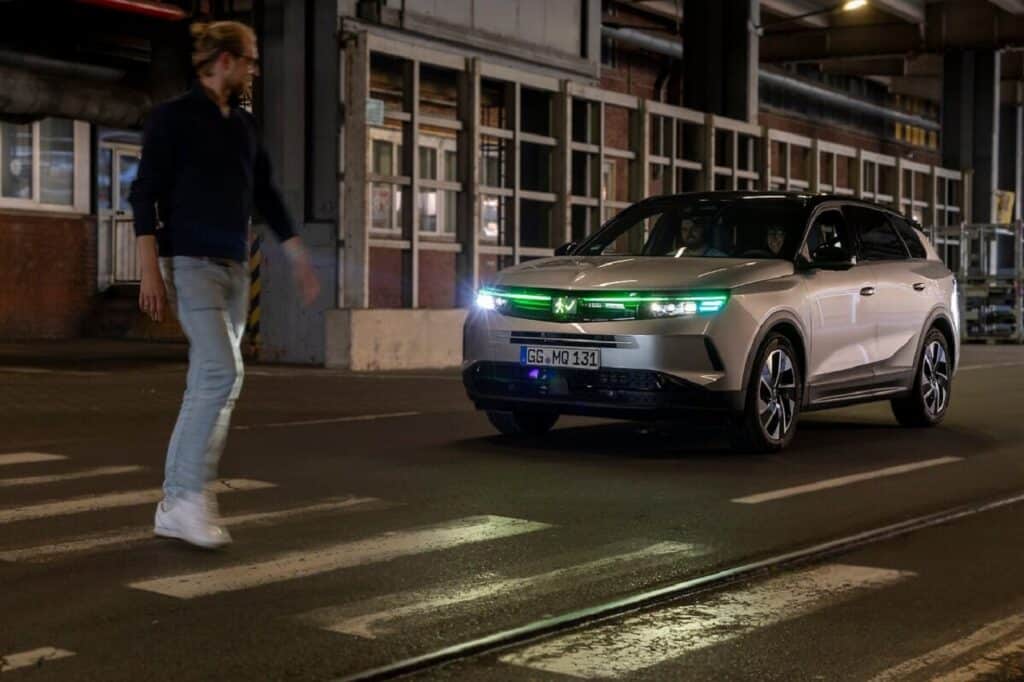 Opel mostra come i veicoli autonomi possono utilizzare la luce per comunicare con i pedoni