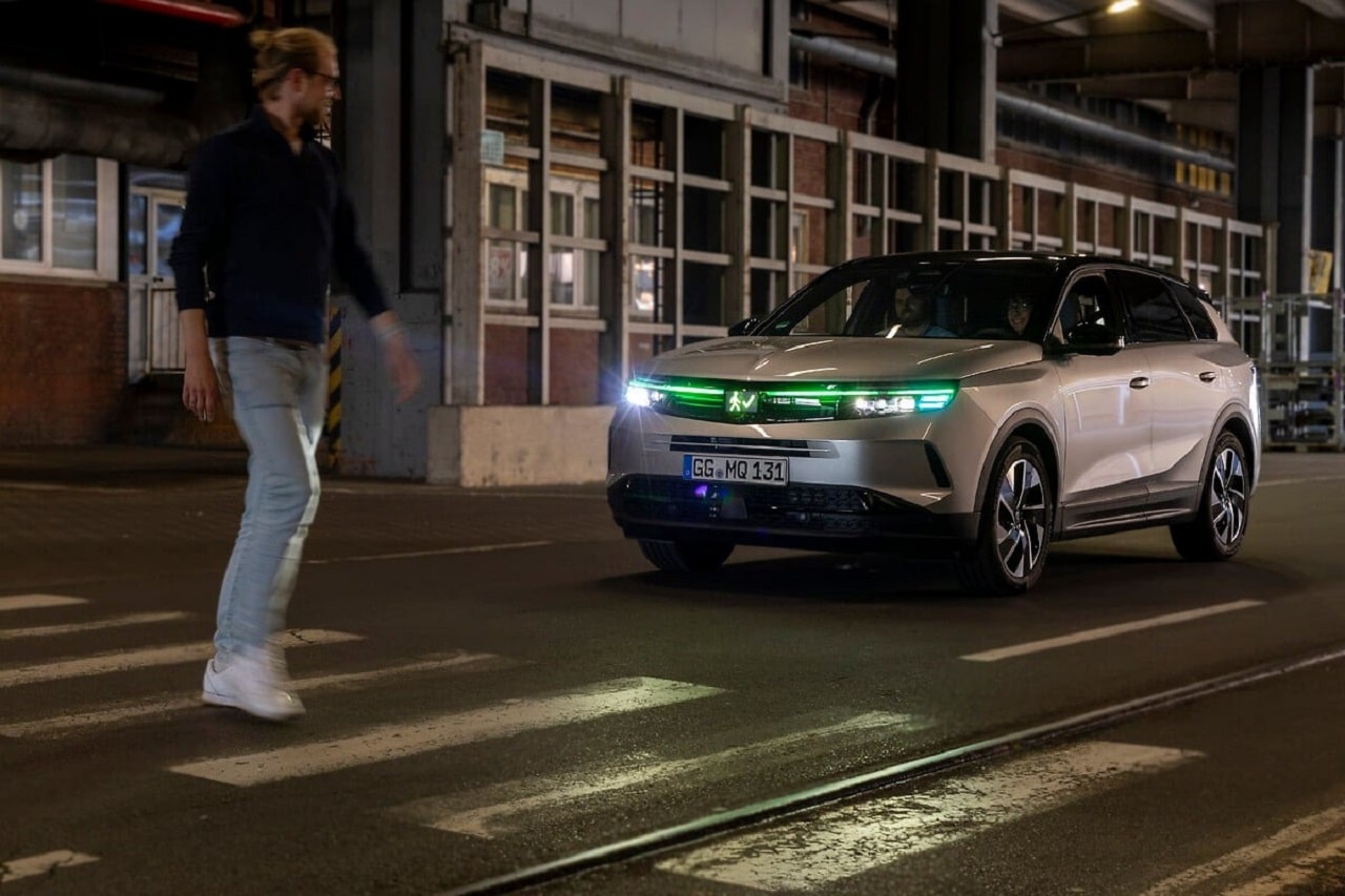 Opel mostra come i veicoli autonomi possono utilizzare la luce per comunicare con i pedoni