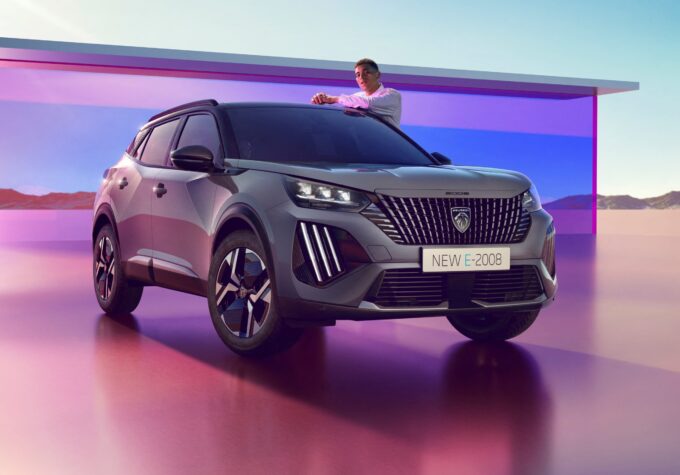 Peugeot E-2008 da 21.500 euro con gli incentivi statali