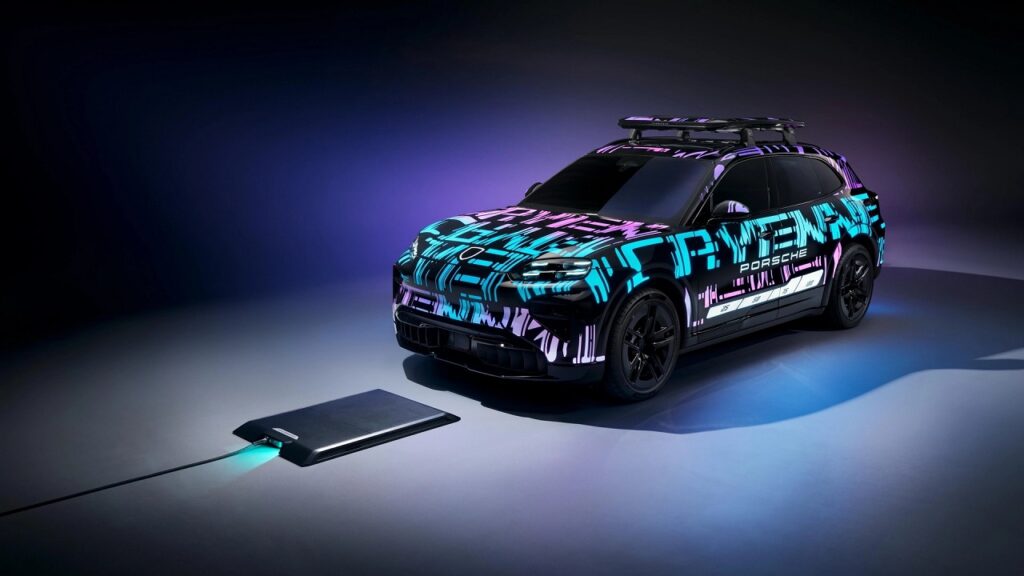 Porsche Cayenne Electric sarà dotata di un pad di ricarica wireless