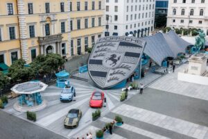 Porsche all’IAA Mobility 2025: la nuova 911 Turbo e le altre sotto un grande stemma del marchio [FOTO]