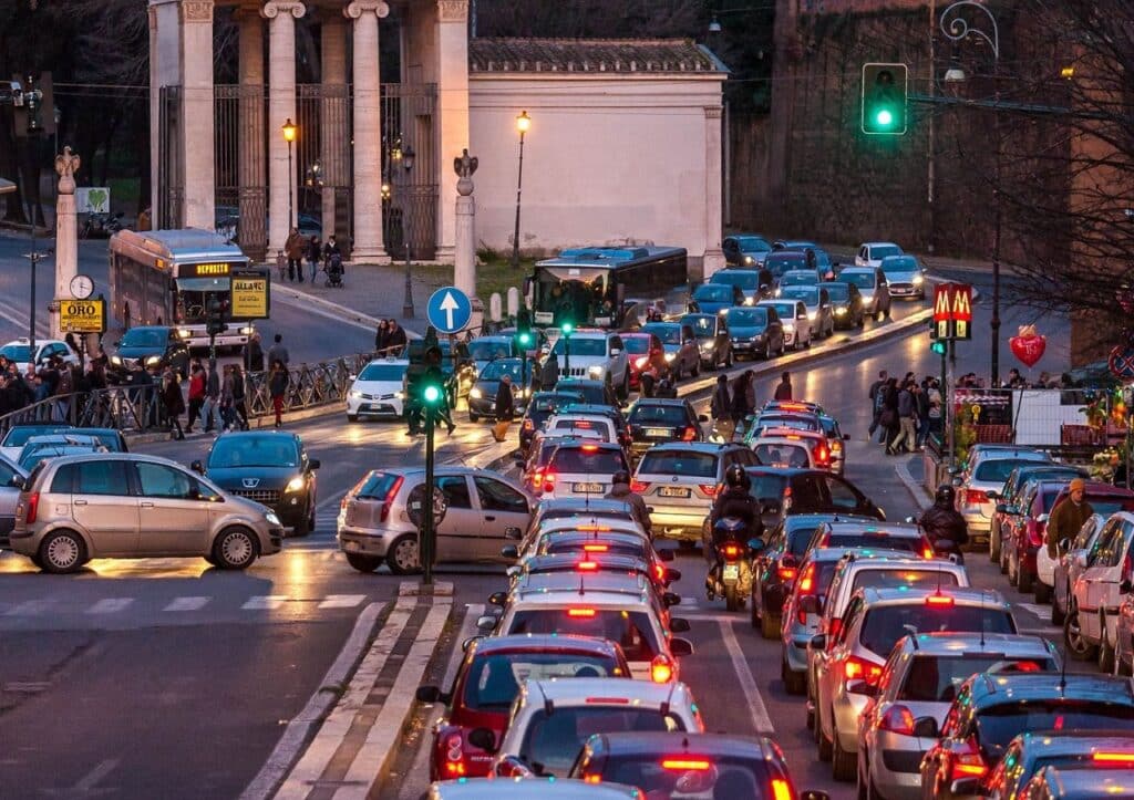 Roma, Gualtieri dichiara guerra alle auto: “Sono troppe dobbiamo ridurle”
