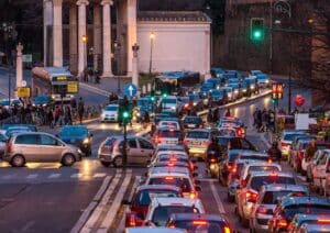 Roma, Gualtieri dichiara guerra alle auto: “Sono troppe dobbiamo ridurle”