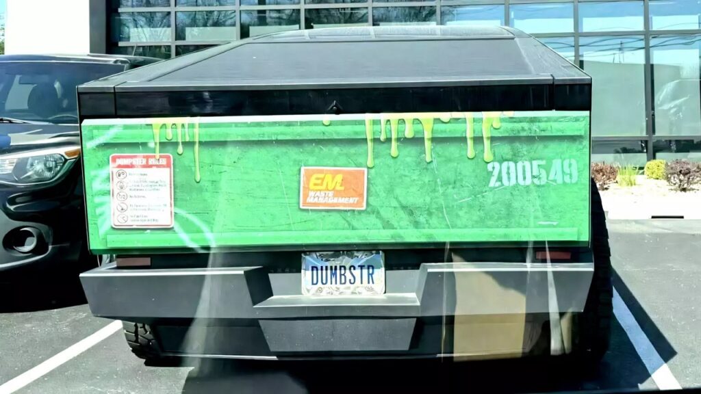 Tesla Cybertruck trasformato in cassonetto dei rifiuti dal suo proprietario