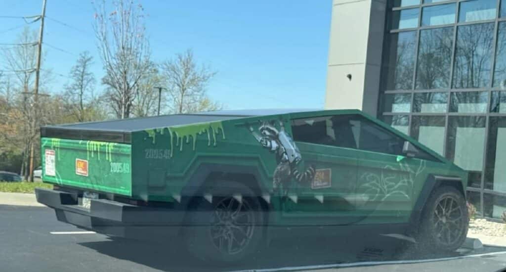 Tesla Cybertruck trasformato in cassonetto dei rifiuti dal suo proprietario
