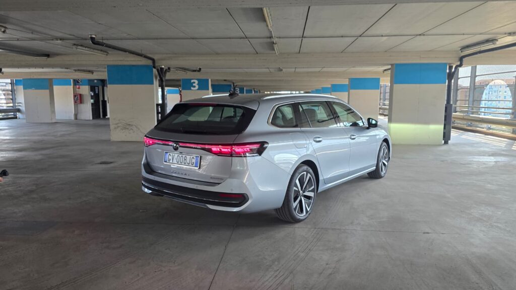 Volkswagen Passat PHEV 2025 | Com'è & Come Va