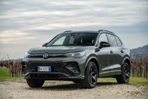 Volkswagen Tiguan e-hybrid 2025: prezzo, foto, dimensioni, allestimenti