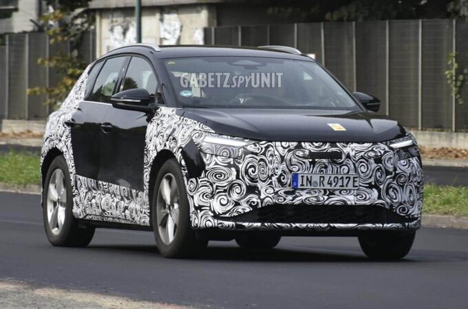 Audi Q4 e-tron 2026: il restyling del SUV elettrico avvistato in strada [FOTO SPIA]