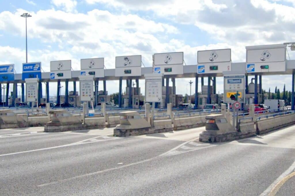 Imprevisto al casello: scende per pagare, l’auto riparte con la moglie a bordo
