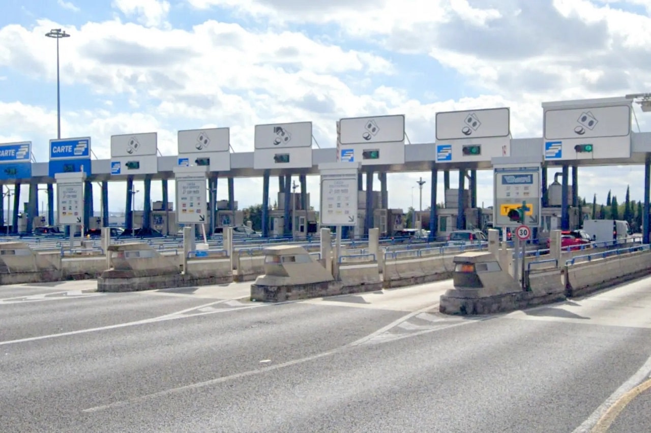 Imprevisto al casello: scende per pagare, l’auto riparte con la moglie a bordo