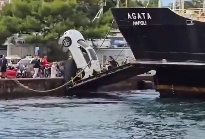 Procida, auto si ribalta durante lo sbarco dal traghetto: paura sul molo ma nessun ferito [VIDEO]