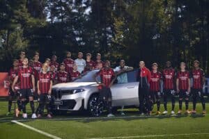 BMW iX3 2026 e AC Milan: la nuova era elettrica debutta a Milanello con la squadra rossonera