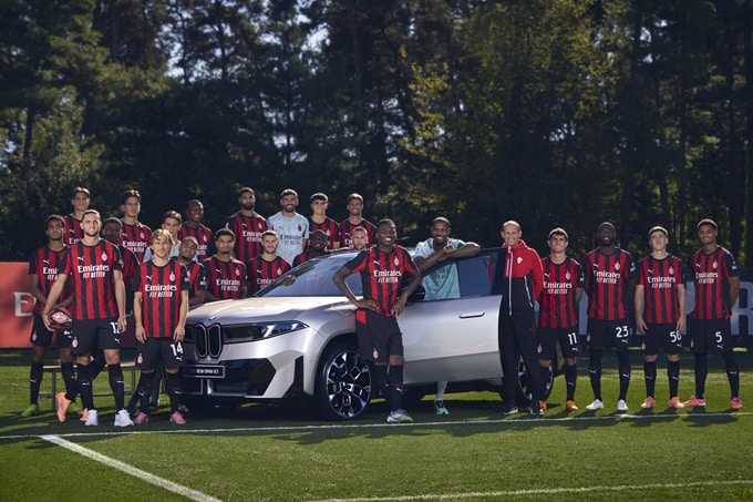 BMW iX3 2026 e AC Milan: la nuova era elettrica debutta a Milanello con la squadra rossonera