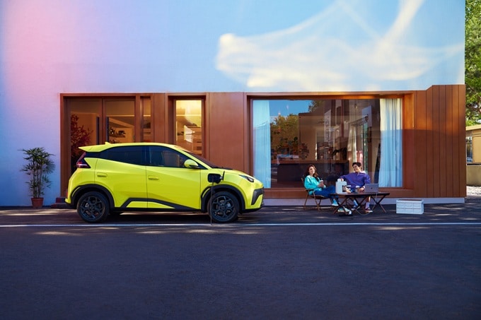 BYD e la tecnologia V2L: le auto elettriche diventano fonti di energia mobile