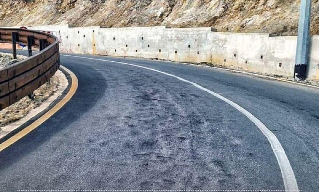 Campi Flegrei: strada deformata e piena di bolle, arrivano i tecnici dell’Ingv