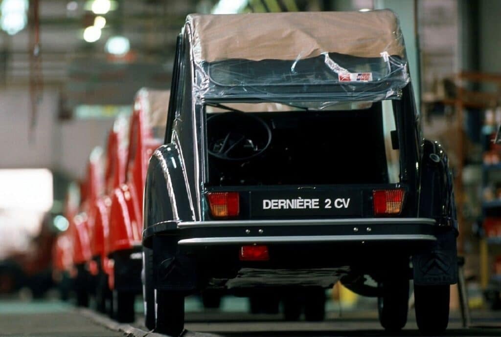 Citroën 2CV ha appena festeggiato i suoi 77 anni