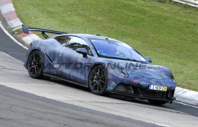 Denza Z: la supersportiva cinese avvistata per la prima volta al Nurburgring [FOTO SPIA]