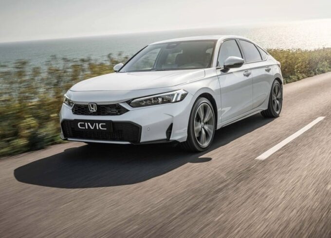 Nuova Honda Civic 2026: restyling, interni aggiornati e motore ibrido e:HEV [FOTO]