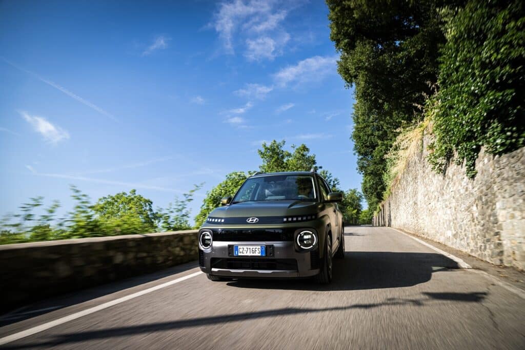 Hyundai Inster Cross sul Lago di Garda: viaggio tra borghi, panorami e suggestioni senza tempo