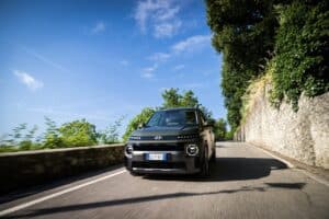 Hyundai Inster Cross sul Lago di Garda: viaggio tra borghi, panorami e suggestioni senza tempo