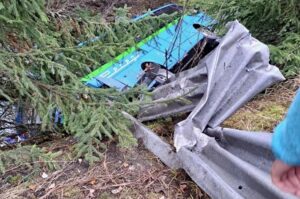 Sondrio, scuolabus esce di strada e precipita nel torrente a Valfurva: quattro studenti e l’autista feriti
