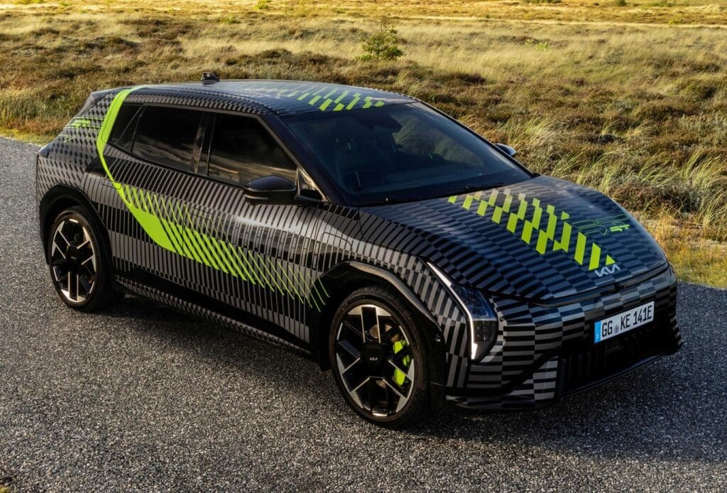 Kia EV4 GT: il prototipo mette in mostra il nuovo GT Wrap che esalta il movimento [FOTO]