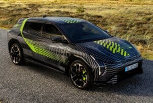 Kia EV4 GT: il prototipo mette in mostra il nuovo GT Wrap che esalta il movimento [FOTO]