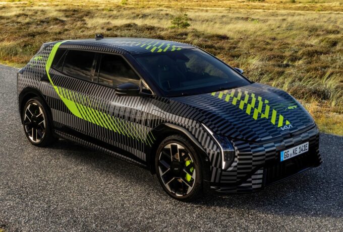 Kia EV4 GT: il prototipo mette in mostra il nuovo GT Wrap che esalta il movimento [FOTO]