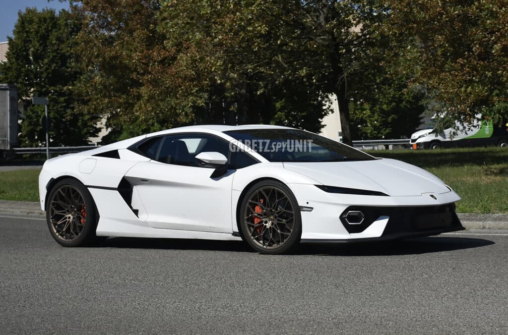 Lamborghini Temerario: beccata in strada la nuova hypercar ibrida del Toro con 920 CV [FOTO SPIA]