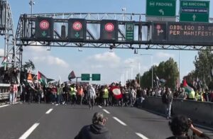Sciopero generale, manifestanti invadono l’autostrada a Bologna: chiuso tratto della A14