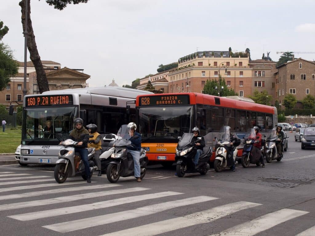 Roma e Milano a confronto: due modelli di mobilità opposti secondo uno studio di Areté