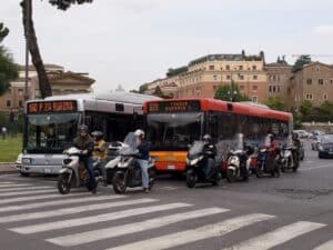 Roma e Milano a confronto: due modelli di mobilità opposti secondo uno studio di Areté