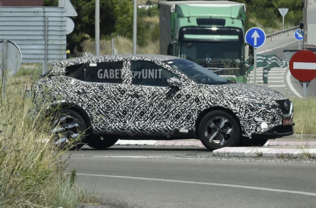 Nissan Qashqai e-Power 2026 avvistata sulle strade della Spagna [FOTO SPIA]