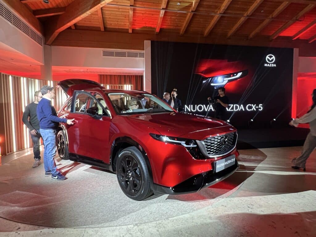 La Mazda CX-5 si rifà il look e sale di cilindrata con il 2.5 mild hybrid