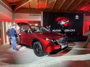 La Mazda CX-5 si rifà il look e sale di cilindrata con il 2.5 mild hybrid