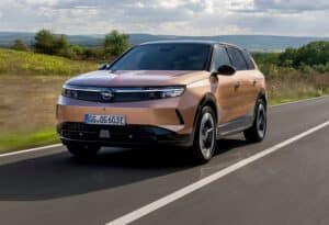 Opel Grandland Long Range: debutta la versione elettrica che sfiora i 700 km d’autonomia