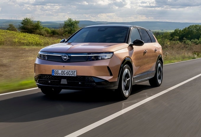 Opel Grandland Long Range: debutta la versione elettrica che sfiora i 700 km d’autonomia