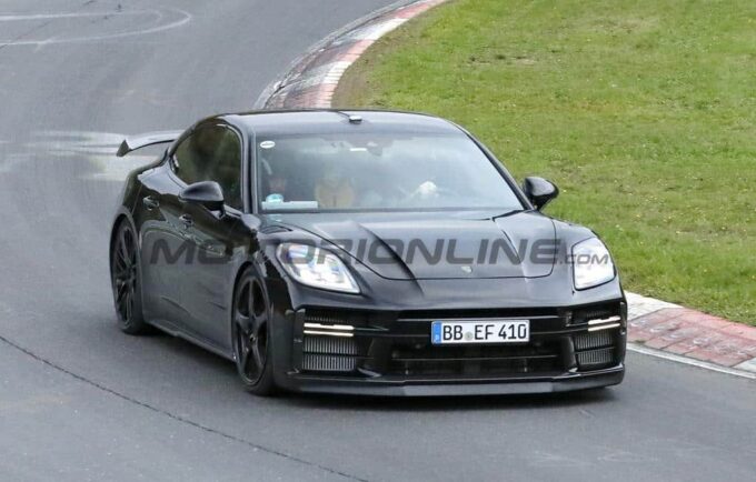 Porsche Panamera Turbo GT 2027: il prototipo avvistato al Nurburgring [FOTO SPIA]
