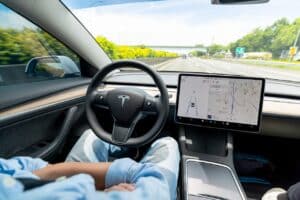 Tesla: sotto indagine negli USA 2,88 milioni di auto a guida autonoma