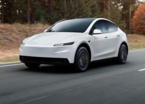 Tesla Model Y Standard, la versione più economica debutta in Italia: prezzo di 39.990 € e accede agli incentivi