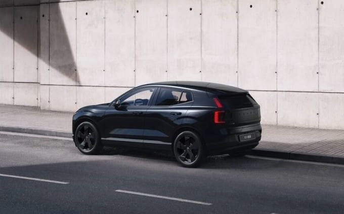 Volvo EX30 Black Edition: elegante abito nero per il SUV elettrico compatto [FOTO]