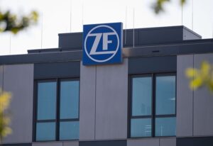 ZF taglia 7.600 posti di lavoro nella divisione motori