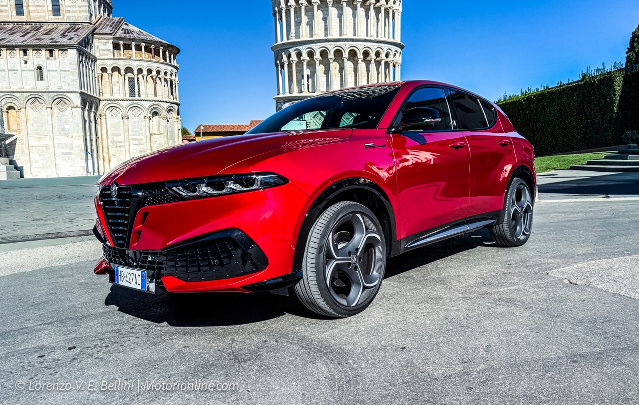 Alfa Romeo Tonale 2026 - Sotto la Torre di Pisa