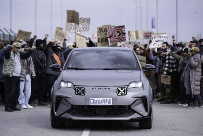 Alpine A290 debutta al cinema: la sportiva elettrica protagonista del film Running Man [FOTO]