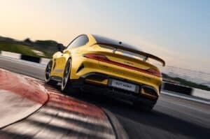 Auto elettriche troppo veloci: la Cina vuole limitarne l’accelerazione